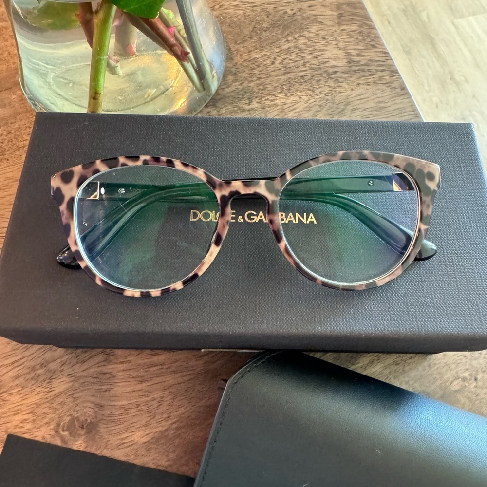 Dolce&Gabbana tortoise shell glasses!